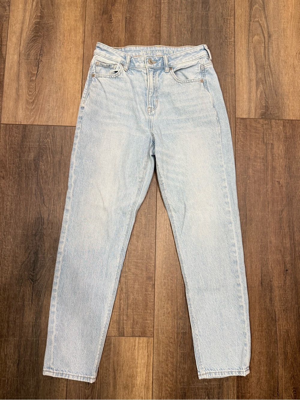 American Eagle Mom Jeans Womens size 4 light wash Strigid High Rise Denim Pants